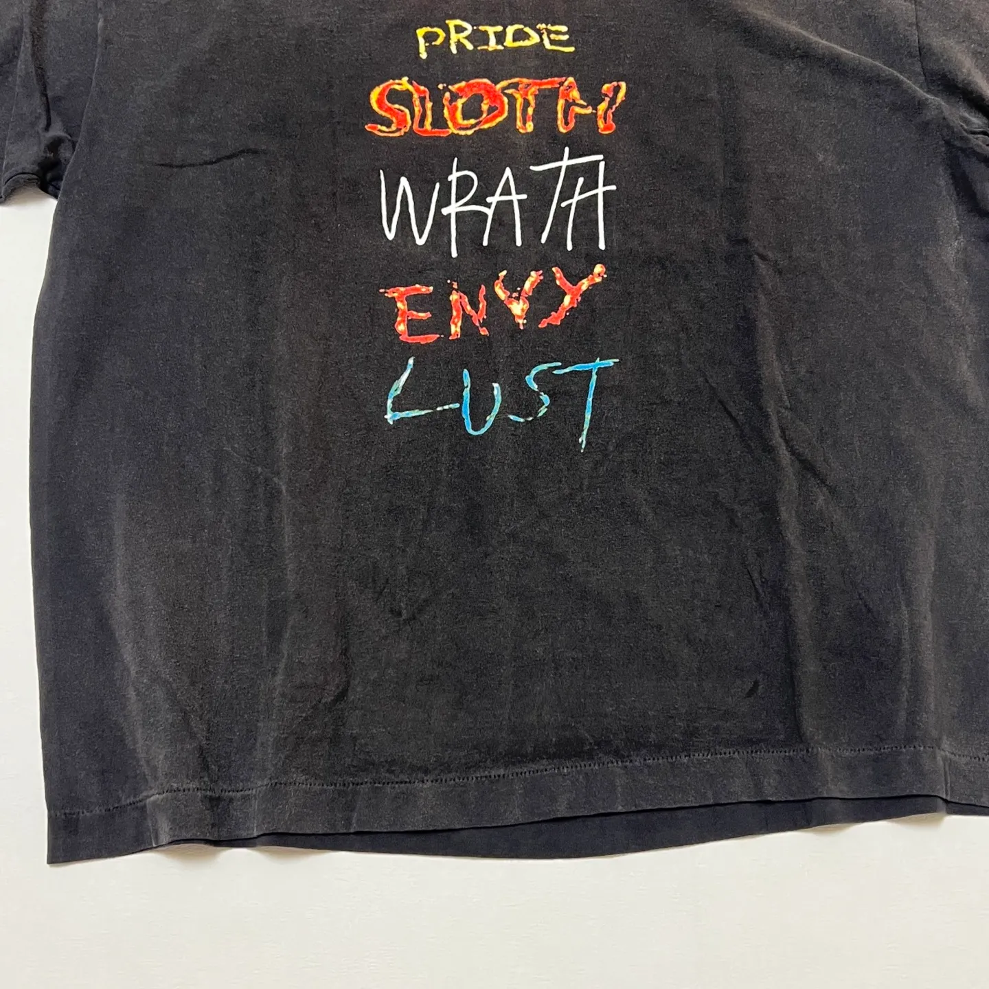 SAINT Mxxxxxx SEVEN DEADLY SS TEE/BLK Phantom SAINT Seven Deadly Sins Printed TEE Washed Black S-XL Look for cylindrical fabrics with no side seams. Don’t buy open width fabrics anymore. It’s boring. Assute garments are dyed. The whole piece is sprayed with Ma Liu. Then spray the heavy parts to fade. The collar and cuffs are frayed. Many hangings are frayed. Accessories are complete. Customized original consistent main mark/wash mark/little angel anti-counterfeiting mark.